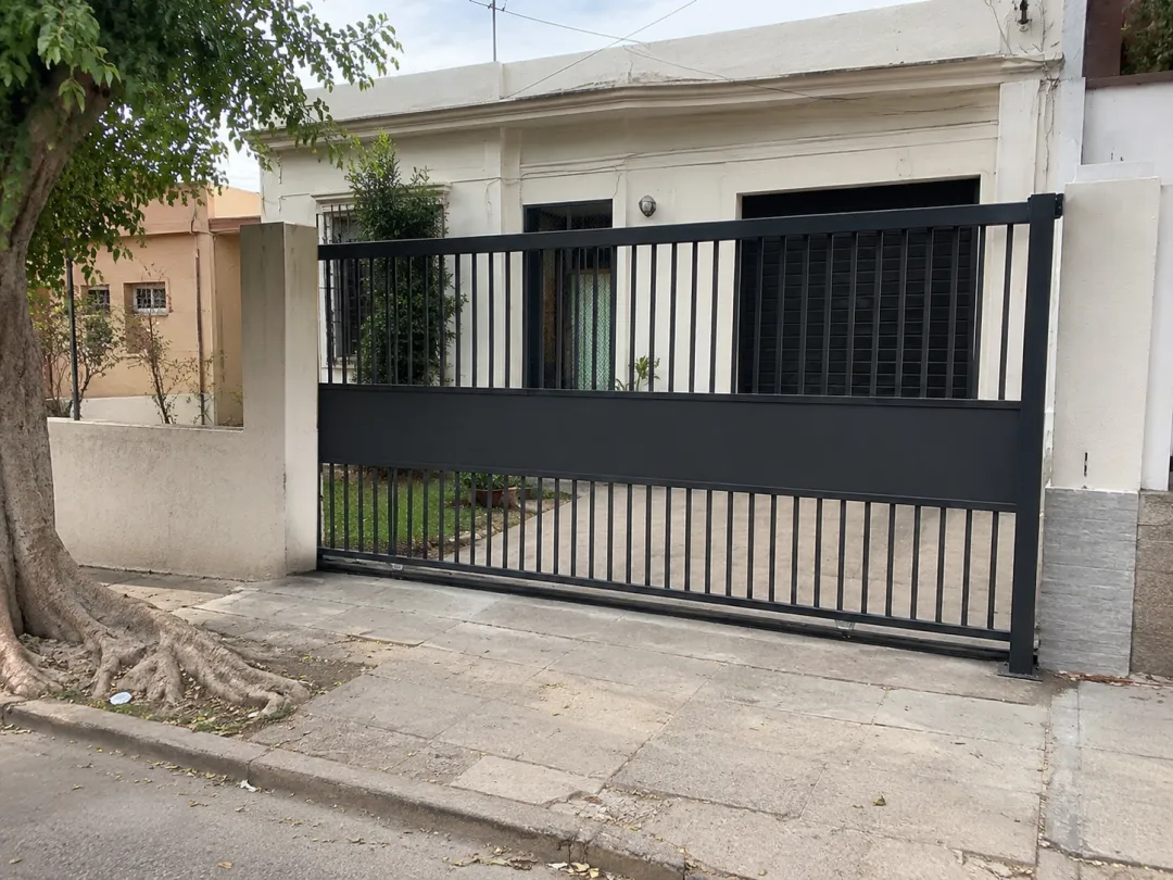 Portón corredizo de barrotes — trabajo de herrería de Hierro Fach